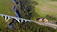 Rychlostní silnice R6, rozšířený most u Transmotelu. Rychlostní silnice R6, rozšířený most u Transmotelu.