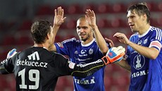 Olomoutí fotbalisté (zleva) Martin Blaha, Michal Vepek a Ale kerle se