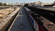 Vlak stojí na hlavním aténském nádraí bhem generální stávky. (26/9/2012) Je