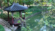 Pavilon Gwallamjeong byl postaven na hran jednoho z jezírek.