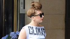 Lady Gaga pibrala (17. záí 2012).
