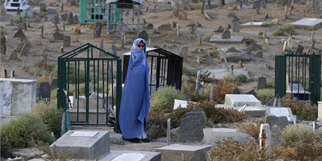 Kábulský hbitov. Bhem jedenácti let války proti Talibanu zahynulo více ne 20