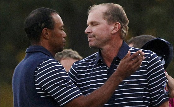 Tiger Woods (vlevo) gratuluje spoluhrái  Steveovi Strickerovi. 