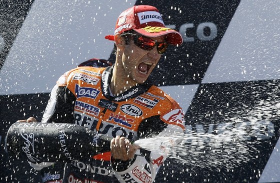 VÍTZ. Dani Pedrosa oslavuje s ampaským svj triumf ve Velké cen Aragonie.