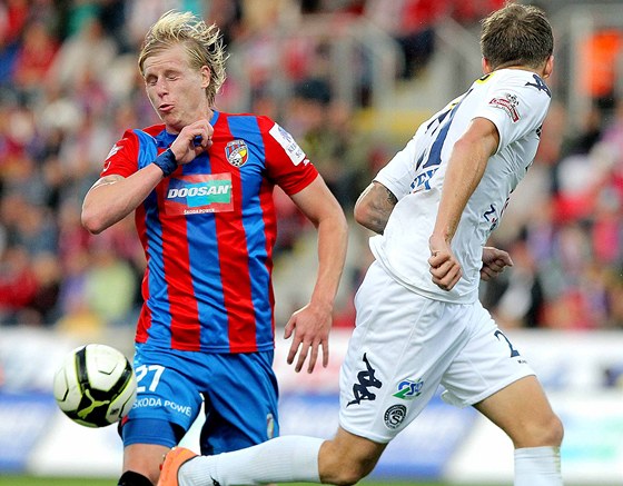 VYJDE MI TO? Plzeský Frantiek Rajtoral (vlevo) se probíjí za míem pes