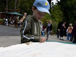 Návtvníci mohli popát medvdm k narozeninám a napsat vzkaz na tento velký...