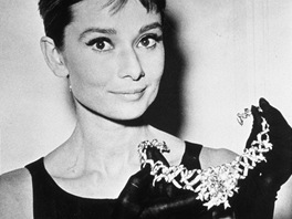 Ve filmu nosila Audrey Hepburnov perlov nhrdelnk, na propagaci snmku...
