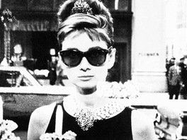 Audrey Hepburnov si na perky moc nepotrpla, nosila je minimln a pesto je...