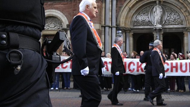 Pochod severoirskch protestant se obeel bez vtrnost, klid byl i ped hlavnm katolickm svatostnkem v Belfastu, chrmem sv. Patricka.