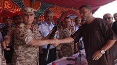 Stovky Libyjc pedaly v Tripolisu své zbran pedstavitelm armády. (30. záí...