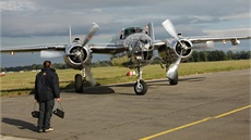 Zrcadlov lesklý B-25 Mitchell roluje po pistání na letiti Monov.