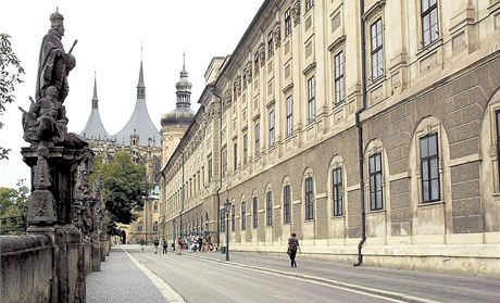 Jezuitská kolej v  Kutné Hoe. Z centra Prahy se tam má pesthovat eské muzeum výtvarných umní.