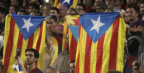 Fanouci Barcelony vytáhli bhem El Clásika 7. íjna na Nou Campu katalánské vlajky symbolizující boj za nezávislost.