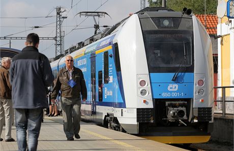 Cestující na trati mezi eskými Budjovicemi a eskými Velenicemi si od pondlí