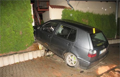 Automobil skonil ve zdi rodinného domu. Sedmadvacetiletý idi se k pití