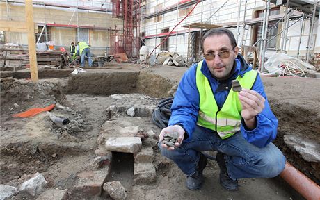Archeolog David Zimola ukazuje jeden z úlomk nalezených pod nádvoím
