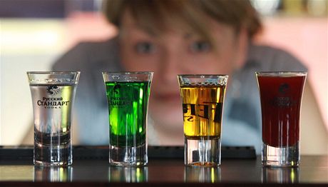 Vláda chce písnji trestat podniky, kde nalévají alkohol mladistvým. Pokud to policie zjistí, bude moct zaízení na krátkou dobu zavít.