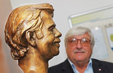 Busta Václava Havla je k vidní na radnici v Plzni- Kimicích. Jejím autorem je