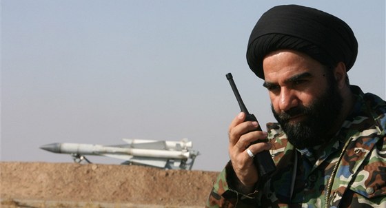 Íránský klerik v uniform a raketa typu zem - vzduch bhem vojenských manévr