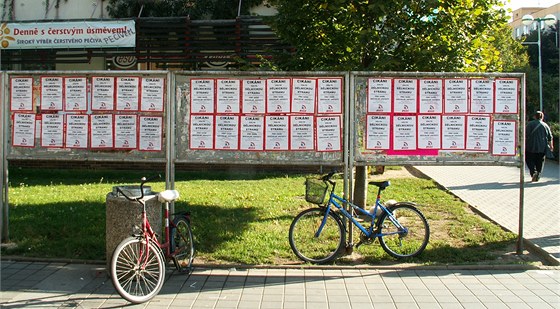 Plakáty jsou vylepené po celém ttí a hlavn v centru u obchodního domu.