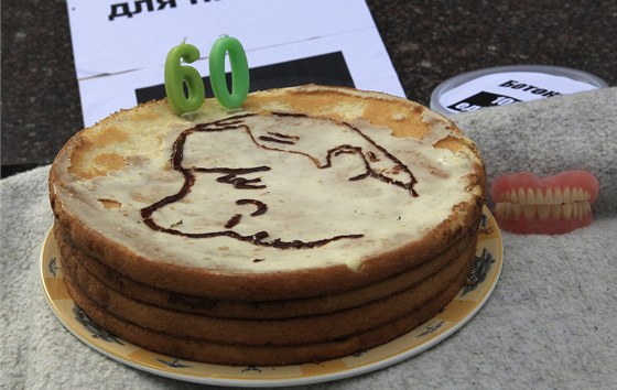 Aktivisté se seli v Moskv a Putinovi dali k narozeninám dort a zubní protézu.