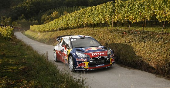AMPION NA VINICI. Sébastien Loeb uhání malebnou krajinou bhem své domovské