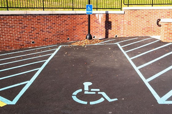 Parkování na míst pro invalidy se Antonio Piazzovi nevyplatilo. Ilustraní...