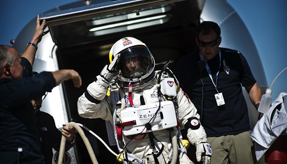 Felix Baumgartner v úterý 9. íjna pipraven byl, zradilo jej vak poasí. Ve