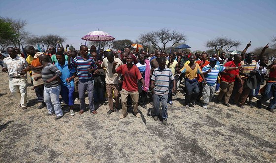 Stávkující jihoafrití horníci v oblasti Rustenburg (5. íjna 2012)