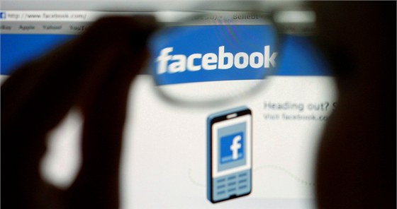 Facebook se z poíta sthuje na mobily. Ilustraní snímek