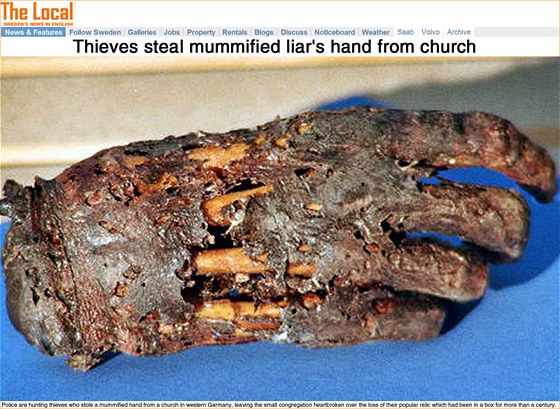 Nmetí policisté pátrají po zlodji, který ukradl mumifikovanou ruku z kostela