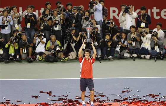 JÁ JSEM VÍTZ. Kei Niikori pózuje s trofejí za triumf na turnaji v Tokiu.