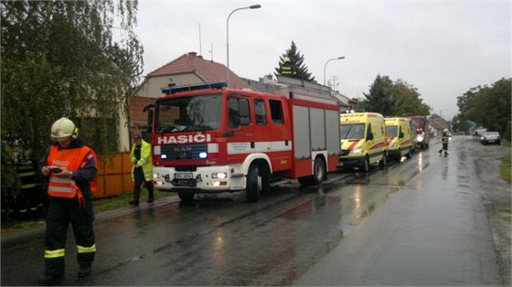 Hasii a záchranná sluba u domu, kde se v nedli zítila títová ze.