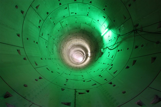 Záhadné zelené svttlo v novém tunelu metra