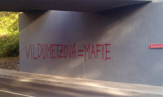 Nápis Vildumetzová = Mafie na nedávno opravené zdi viaduktu v Horním Slavkov.