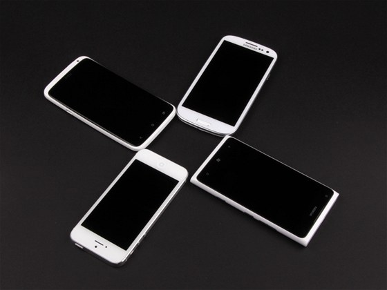 pikov bl smartphony: Apple iPhone 5, HTC One X, Nokia Lumia 900 a Samsung