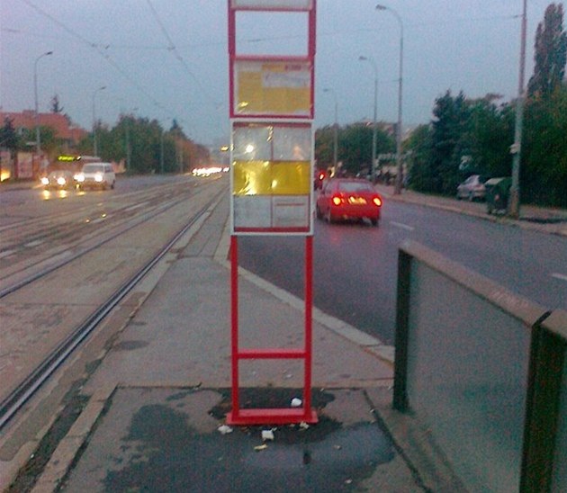 Bez ko. Lidé na tramvajových zastávkách nemají asto kam vyhazovat odpadky.