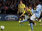 Mario Balotelli z Manchesteru City kope penaltu v utkn Ligy mistr proti...