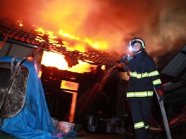 Hasii zasahují u poáru rodinného domu v Sendrai na Náchodsku. (foto: Michal...