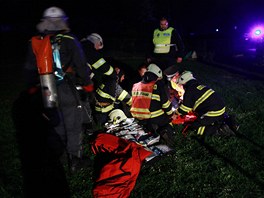 Hasii zasahují u poáru rodinného domu v Sendrai na Náchodsku. (foto: Michal...