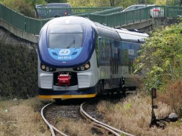 První motorový vlak RegioShark na kolejích v Karlovarském kraji.