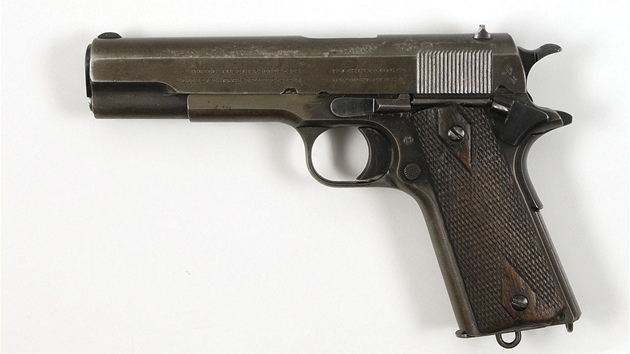 Pistole re 45,  kter se nala u Clydea Barrowa po jeho smrti v roce 1934. V aukci se vydraila za 240 tisc dolar (asi 4,8 milionu korun).