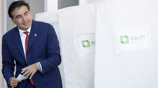 Gruznsk prezident Michail Saakavili pot, co vhodil svj hlasovac lstek do urny (1. jna 2012)