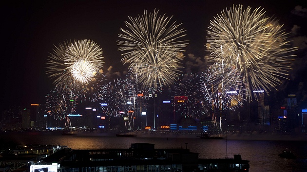 Ohostroje v Hongkongu u pleitosti 63. vro zaloen nsk lidov republiky (1. jna 2012)