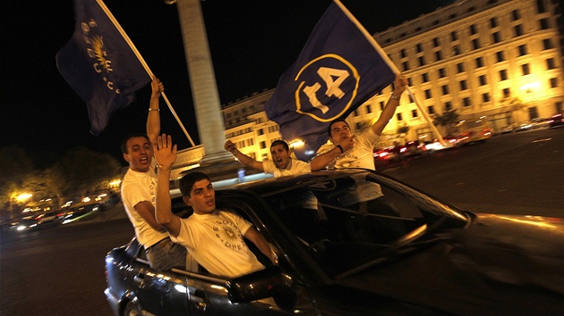 Pznivci koalice Gruznsk sen slav volebn vtzstv v centru Tbilisi (2. jna 2012)