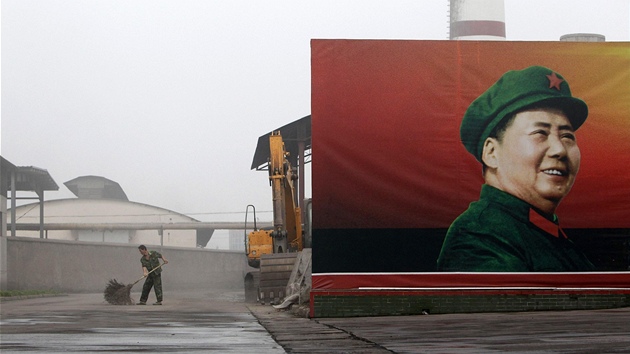 Portrt Mao Ce-tunga v nsk vesnici  Luo-che, kter se dodnes d hospodskmi principy "Velkho kormidelnka"