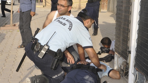 Turet policist pomhaj kolegovi, kterho zranil vbuch syrskho minometnho grantu (3. jna 2012)