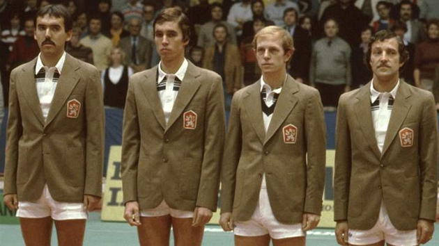 AMPIONI DAVISOVA POHRU Z ROKU 1980. Takhle nastoupili ped finle Tom md, Ivan Lendl, Pavel Sloil, Jan Kode.