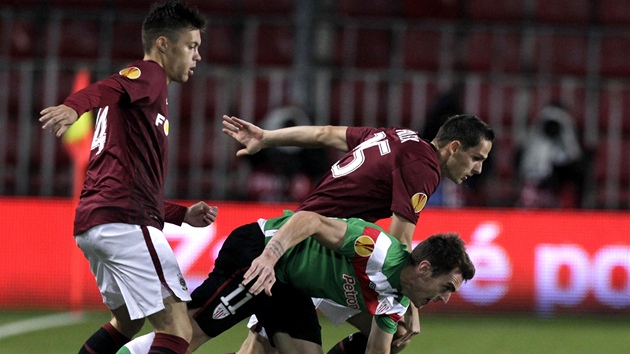 ASI UPADNU. Ibai Gomez z Athleticu Bilbao pad po souboji s Vclavem Kadlecem ze Sparty, v pozad dal sparan Mario Holek.