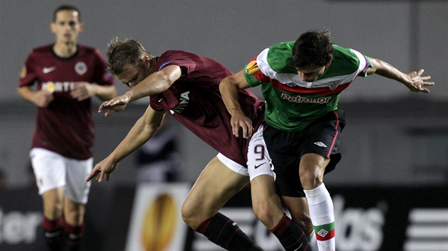 NEUHNU TI. Bekim Balaj ze Sparty si kryje m ped Anderem Iturraspem z Athleticu Bilbao. 